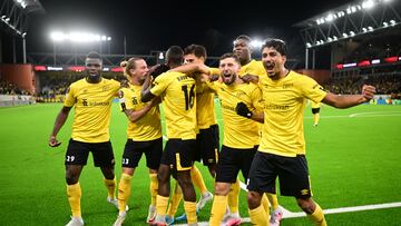 Michael Baidoo celebra un gol con sus compañeros.