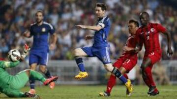 Messi: media hora con dos goles, asistencia y autógrafos