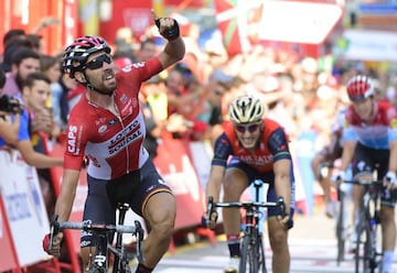 Thomas de Gendt celebra su victoria en Gijón. Detrás se ve a Iván García Cortina, que fue tercero en su ciudad natal.