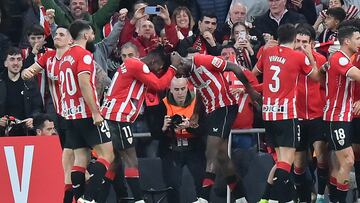 Los jugadores del Athletic, con los hermanos Williams en primer t¨¦rmino, festejan la victoria ante el Bar?a.