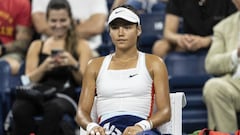 La tenista británica Emma Raducanu descansa durante su partido ante Alizé Cornet en el US Open.