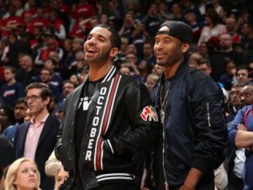 Drake durante la serie de playoffs entre Toronto Raptors y Washington Wizards de 2015.