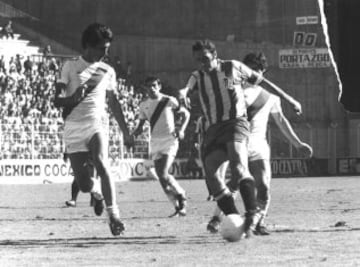 Profesional desde 1967 hasta 1987. Militó en el CD Ensidesa, Sporting de Gijón y Barcelona. Disputó 80 partidos de Copa anotando un total de 55 goles.