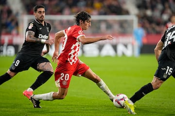 Miguel aprieta a Bryan Gil en el Girona - Leganés. 