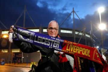 Los aficionados del Leicester homenajean a Claudio Ranieri antes del partido de la Premier League contra el Liverpool.