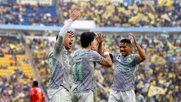 MEX3470. CIUDAD DE MÉXICO (MÉXICO), 31/01/2026.- Erick Sánchez (i), Víctor Dávila (c) y Jonathan dos Santos del América celebra un gol contra Necaxa este sábado, durante un partido de la jornada 4 del torneo Clausura 2026 de la Liga MX, disputado en el estadio Ciudad de los Deportes en Ciudad de México (México). EFE/ Sáshenka Gutiérrez
