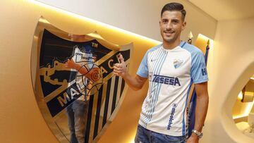 Pablo Chavarr&iacute;a, posando con la camiseta del M&aacute;laga.