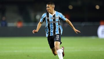 CURITIBA, BRAZIL - AUGUST 13: Miguel Monsalve of Gremio controls the ball during the Copa CONMEBOL Libertadores round of 16 first leg match between Gremio and Fluminense at Couto Pereira Stadium on August 13, 2024 in Curitiba, Brazil. (Photo by Heuler Andrey/Getty Images)