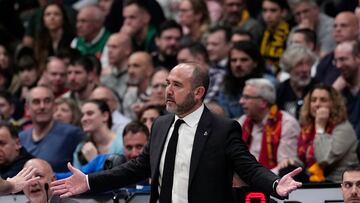 Chus Mateo, entrenador del Real Madrid, protesta una decisión arbitral durante la semifinal de la Copa del Rey de Badalona ante el Unicaja.