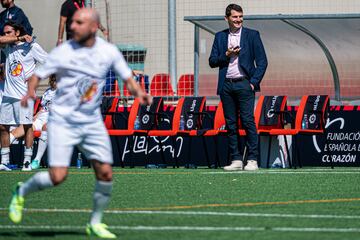 El exportero del Real Madrid y de la selección española de fútbol Iker Casillas (d), durante la tercera edición del Encuentro de las Estrellas.