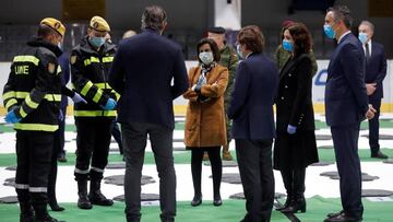 La presidenta de la Comunidad de Madrid, Isabel Díaz Ayuso, junto con la ministra de Defensa, Margarita Robles , el alcalde de Madrid, José Luis Martínez-Almeida guardan un minuto de silencio por las víctimas del coronavirus durante el acto oficial del cierre oficial de la morgue del Palacio de Hielo este miércoles en Madrid.
