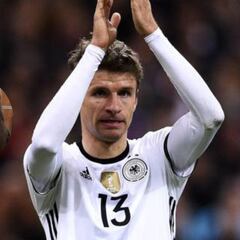 Thomas Müller, viral en Instagram por besar a su yegua Kylie Minogue