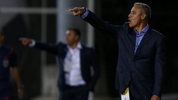 Alexis Mendoza dirigiendo un partido en Colombia. El DT podría ser asistente técnico de Queiroz