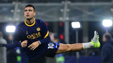 Inter Milan's Argentine forward #10 Lautaro Martinez warms up before the Champions League football match between Inter Milan and Leipzig at the San Siro stadium in Milan on November 26, 2024. (Photo by PIERO CRUCIATTI / AFP)