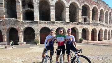 Las ciclistas del UAE ADQ Silvia Persico, Elisa Longo Borghini y Elena Gasparrini posan tras el triunfo de Persico en el Giro del Véneto 2025