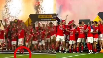 Nicolás Otamendi se lesiona el tobillo durante el festejo del título del Benfica