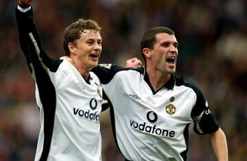 Ole Gunnar Solskajer celebra con Roy Keane un gol anotado con el Manchester United en 2002.