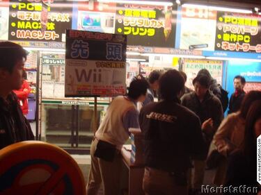 Miles de japoneses hacen cola ordenadamente para comprar Wii