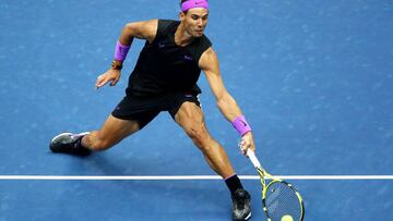 Rafa Nadal devuelve una bola ante Daniil Medvedev durante la final del US Open 2019.