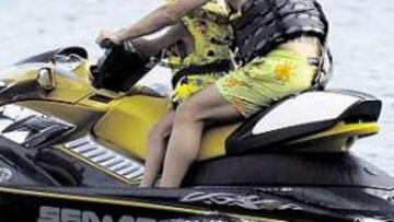 <b>VIENTO EN POPA. </b>Cannavaro disfruta con su hijo en aguas de Nápoles a la espera de que se cierre su fichaje por el Madrid.