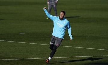 Sergio Ramos celebra un gol durante el entrenamiento. 