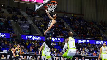 Joan Sastre, escolta del Lenovo Tenerife, anota ante la mirada de Emegano, del Urbas Fuenlabrada.
