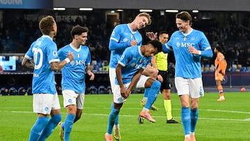 David Neres celebra un gol con sus compañeros.