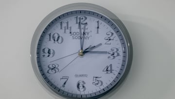 Un reloj, a 20 de octubre de 2025, en Madrid (España). El presidente del Gobierno, Pedro Sánchez, ha propuesto este lunes en el Consejo Europeo acabar desde 2026 con el cambio de hora estacional, esgrimiendo que "ya no tiene sentido", que apenas ayuda a ahorrar energía y que incluso tiene "un impacto negativo" en la salud y en la vida de la gente. Esta semana se pasará del horario de verano al de invierno.
20 OCTUBRE 2025;ESPAÑA;UE;CAMBIO HORARIO;RELOJ;RELOJES;INVIERNO;VERANO;
Ricardo Rubio / Europa Press
20/10/2025