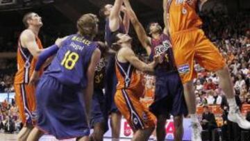 <b>ERROR. </b>Ogilvy falló esta canasta, que hubiera puesto el 70-69.