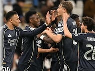 Los jugadores del Real Madrid celebran el gol de Vinicius que redondeó la victoria (1-2) sobre el Manchester City en el partido de vuelta de octavos de final de la Champions.
