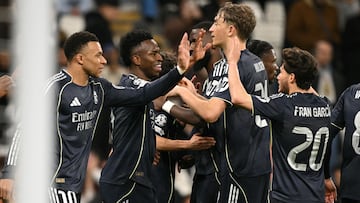 Real Madrid's Brazilian forward #07 Vinicius Junior (2L) celebrates with teammates after scoring their late second goal during the UEFA Champions League, round of 16 second leg football match between Manchester City and Real Madrid at the Etihad Stadium in Manchester, north west England, on March 17, 2026. (Photo by Oli SCARFF / AFP)