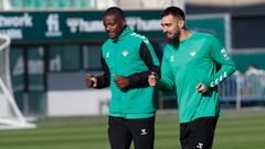 Borja Iglesias, junto a William Carvalho.