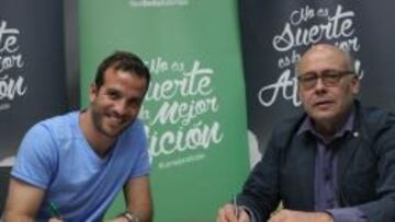 Oficial: Van der Vaart firma tres temporadas por el Betis