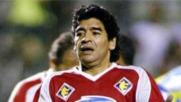 <B>INCLUSO LE RECLAMAN PARA EL MUNDIAL.</B> Maradona está tan en forma que en Argentina se está promoviendo la opción de que fuera convocado para el Mundial de Alemania.