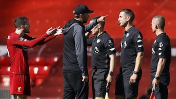 Andy Robertson y Jürgen Klopp, jugador y exentrenador del Liverpool, protestan al árbitro David Coote.