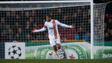 Luis Adriano tras marcar el gol.