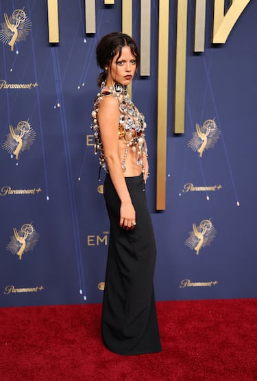 Jenna Ortega posa en la alfombra roja de los Premios Emmy 2025 celebrados en California.