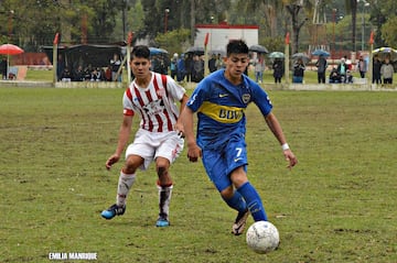 El joven de padres chilenos llegó a Boca Juniors a los 12 años. El 2019, bajo las órdenes de Gustavo Alfaro, debutó en un partido con Aldosivi.