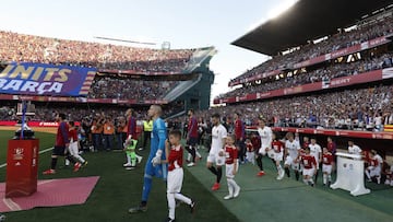 Barcelona tifo splits in half before Copa del Rey final KO