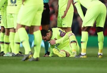 Leo Messi tuvo que recibir asistencia m¨¦dica despu¨¦s de recibor un golpe de Chris Smalling.
