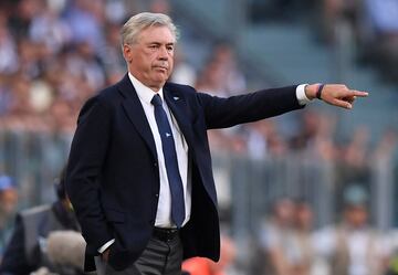 Soccer Football - Serie A - Juventus v Napoli - Allianz Stadium, Turin, Italy - September 29, 2018  Napoli coach Carlo Ancelotti during the match  REUTERS/Alberto Lingria