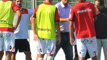 <b>ADIÓS. </b>Michael Laudrup acudió ayer a la Ciudad Deportiva para despedirse de sus jugadores.