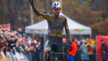 Van Aert celebra el triunfo en el Exact Cross de Essen (Bélgica).