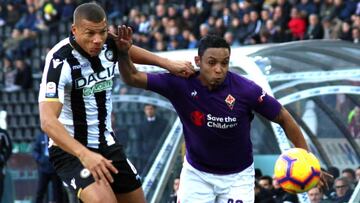 Luis Fernando Muriel pelea el balón ante Sebastien De Maio