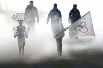 Participantes Olímpicos Independientes (PIO), esquiador alpino Himanshu Thakur (R), esquiador de fondo Nadeem Iqbal (C) y luger Shiva Keshavan (L), entran durante la ceremonia inaugural de los Juegos Olímpicos de Invierno de Sochi en el Estadio Olímpico Fisht