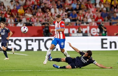 Fuerte entrada del jugador del Real Madrid, Nacho, al jugador del Girona, Portu, con los tacos por delante y a unos pocos minutos del final del encuentro. 
