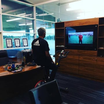 Mourinho practica spinning mientras visiona vídeos en su despacho del centro de entrenamiento del Manchester United en Carrington.