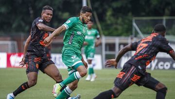 ENVIGADO - COLOMBIA, 20-03-2022: Diego Moreno de Envigado disputa el balón con Daniel Polanco de Equidad durante el partido entre Envigado F.C y La Equidad por la fecha 11 de la Liga BetPlay DIMAYOR I 2022 jugado en el estadio Polideportivo Sur de Envigado. / Diego Moreno of Envigado struggles the ball with Daniel Polanco of Equidad during match for the date 11 as part of BetPlay DIMAYOR League I 2022 between Envigado F.C and La Equidad played at Polideportivo sur stadium in Envigado. Photo: VizzorImage / Juan Cardona / Cont