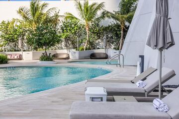 El exfutbolista y su esposa Victoria compraron recientemente esta casa en el rascacielos One Thousand Museum en Miami dise?ado por Zaha Hadid. El ¨¢tico de dos plantas y cinco habitaciones tiene m¨¢s de mil metros cuadrados. El edificio cuenta con piscinas al aire libre y otra cubierta en la planta 60, gimnasio, spa, peluquer¨ªa, sal¨®n de belleza y zonas comunes donde realizar presentaciones y eventos privados.