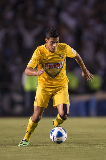 Debutó con América el 9 de Octubre de 2011.